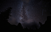 那天夜里果老板拍到的银河和流星。